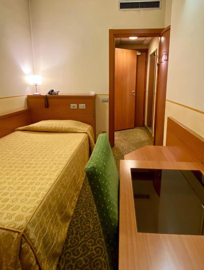 Hotel Kristall Corsico Buitenkant foto