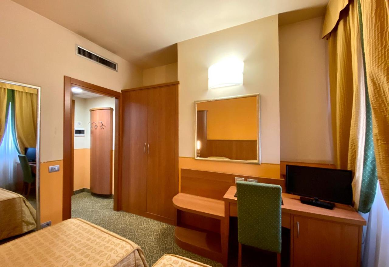 Hotel Kristall Corsico Buitenkant foto