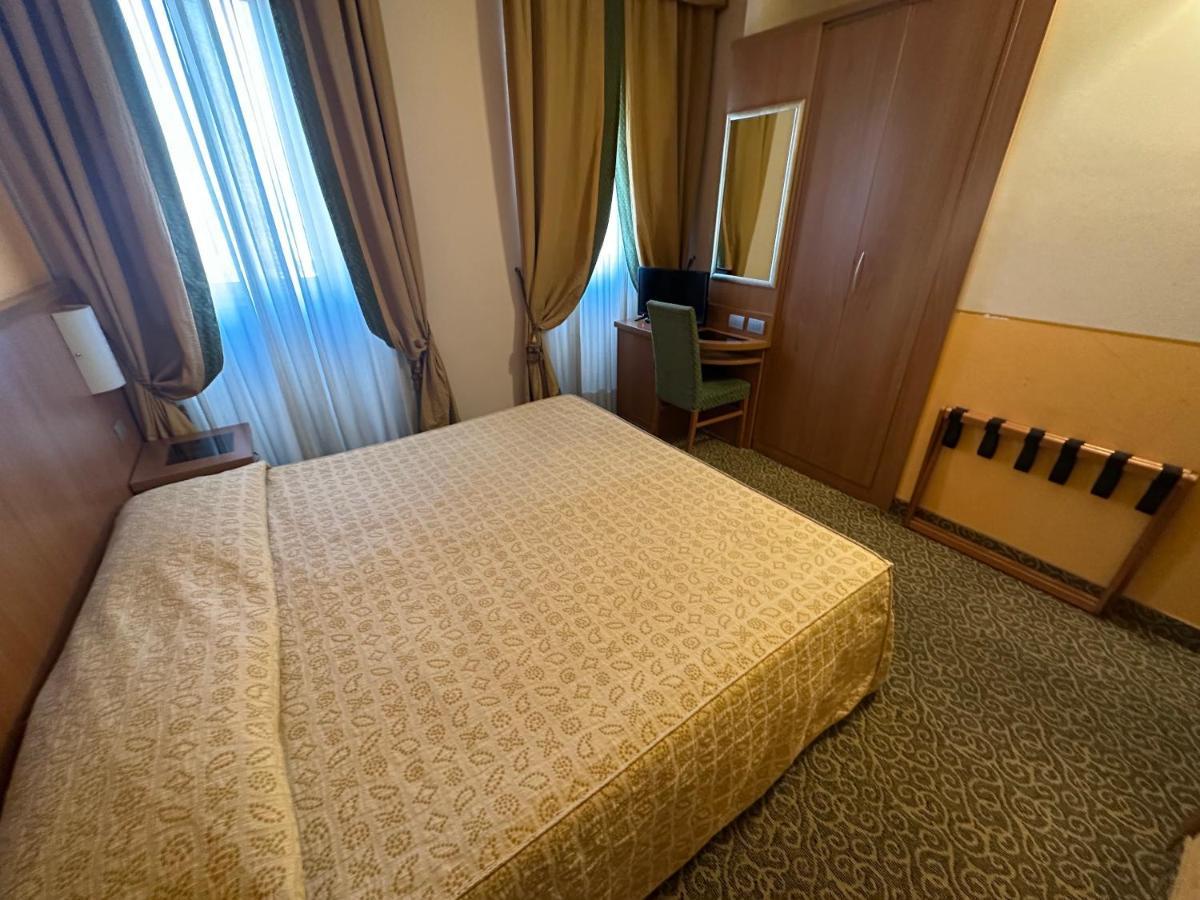Hotel Kristall Corsico Buitenkant foto