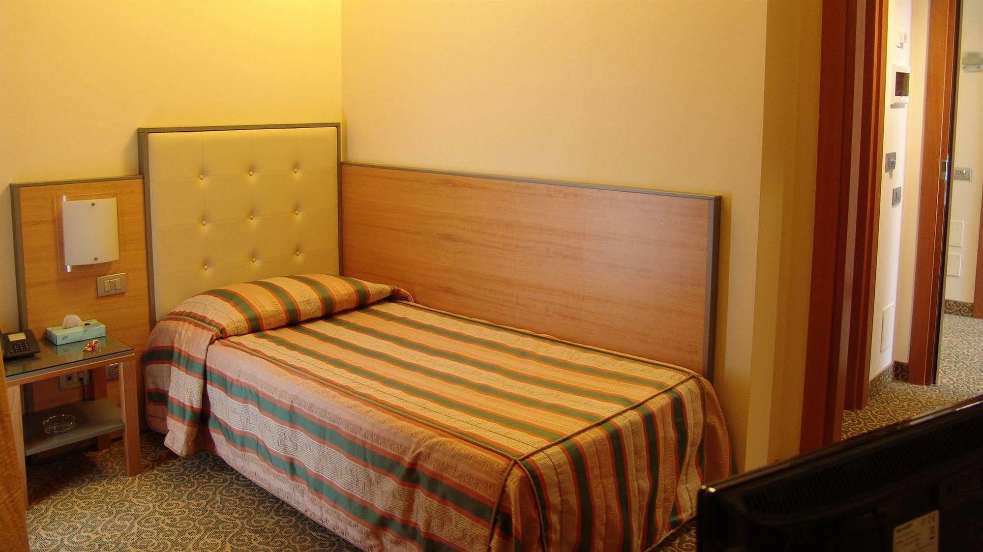 Hotel Kristall Corsico Buitenkant foto